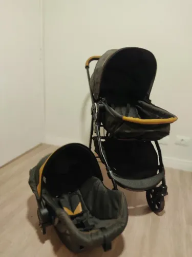 Carrinho de Bebê Galzerano com Moisés e Bebê Conforto.