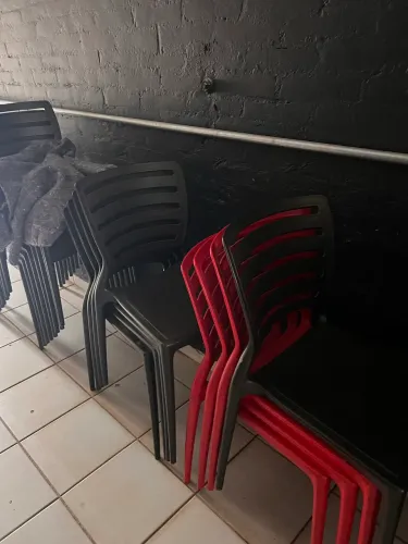 Cadeira Tramontina Preta em Polipropileno