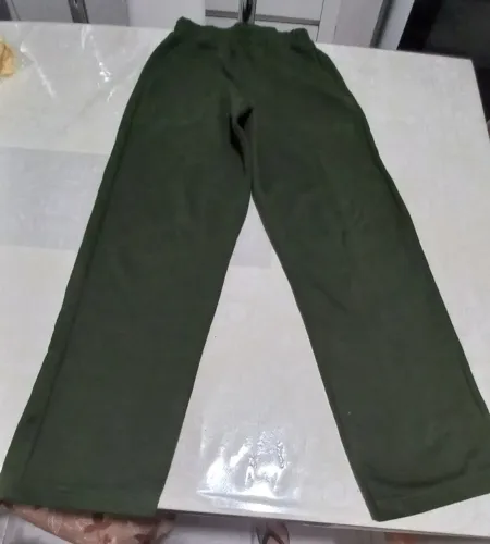 Uma calça .masculino infantil verde ,tamanho 10 usada