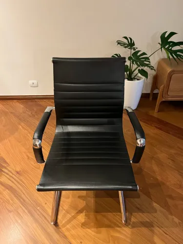 Cadeira escritório courinho