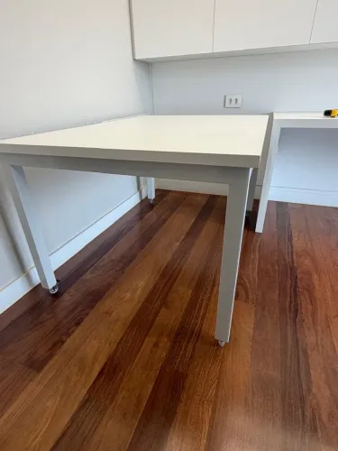 Mesa com rodinhas e bancada