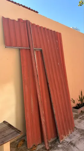 Chapas metálicas + porta de ferro para reaproveitamento