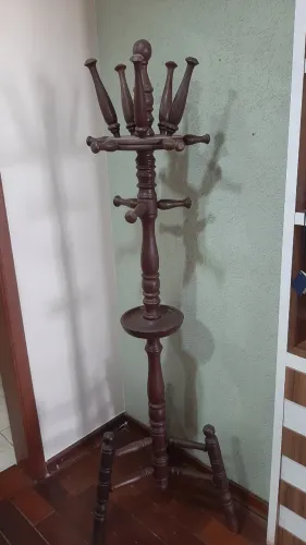Belíssimo cabideiro em madeira nobre, com 14 apoios para pendurar, riquíssimo em detalhes.