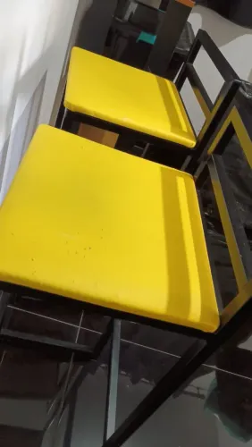 2 Banquetas amarelas