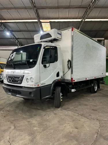 Caminhão baú refrigerado Accelo 815 ano 2023