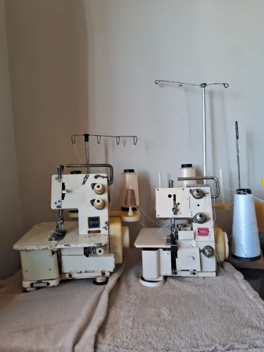 Máquina de costura overlock e colarete