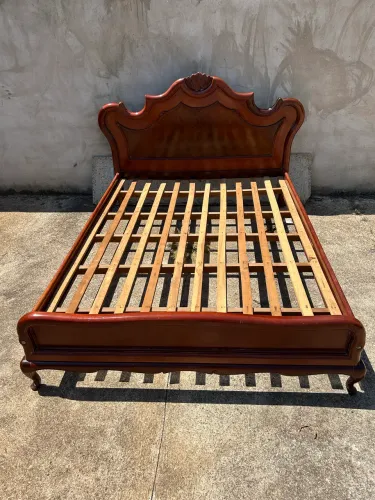 Cama de casal em madeira pura mogno
