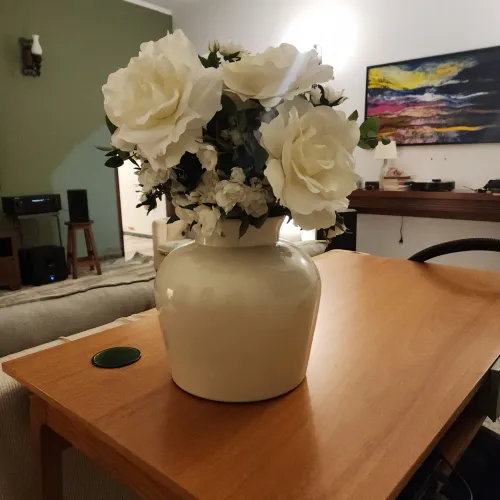Vaso com flores artificiais