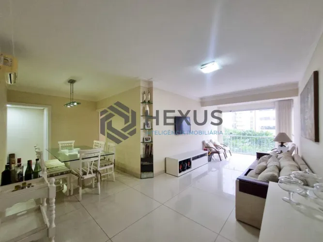 Apartamento com varanda a uma quadra da Praia das Pitangueiras, Guaruja