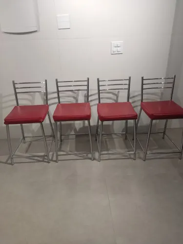 4 Banquetas Média em Aço 60cm Prata com estofado Vermelho.