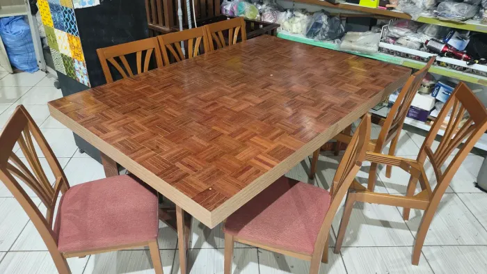 Jogo de mesa madeira taco( cadeira precisa reparo