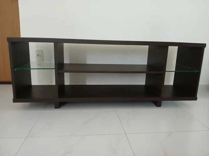 Vendo rack em madeira de qualidade usado