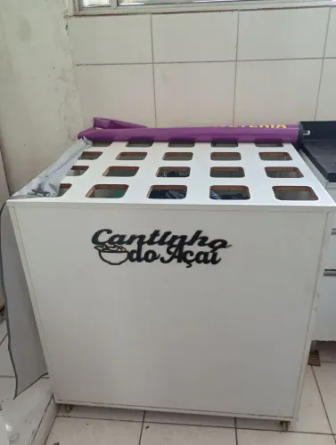 Balcão de açaí com os 20 potes e 14 colhwrs