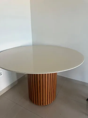 Vende-se mesa