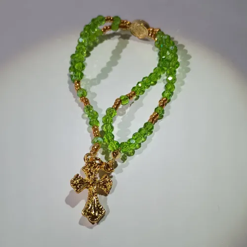 Pulseira preço em pedras verdes e detalhes brilhante quanto fica folheado a ouro