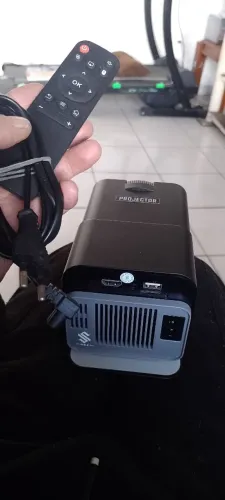Projetor HD hy320 com tripé.hdmi e usb Um cinema