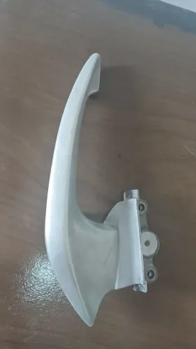 Este item é uma alça traseira (ou alça do banco) para a motocicleta Honda CB 300R. 