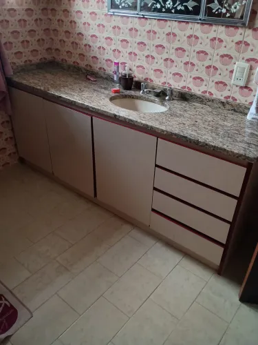 Vendo armário para banheiro com tampo em granito.