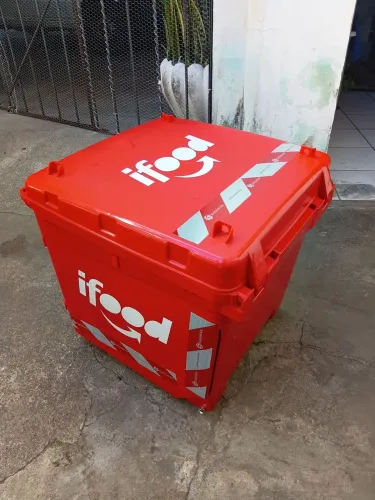 Baú 110 litros com suporte universal.