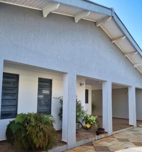 Casa térrea, ampla e pronta pra morar no centro de Torrinha/SP