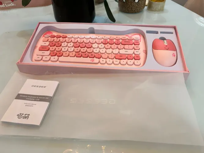 Teclado rosa com mouse