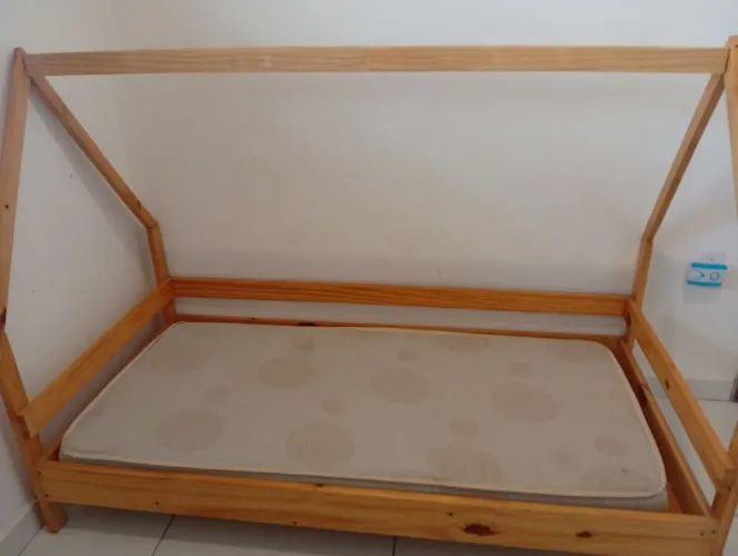 cama infantil montessoriana em formato de casinha/cabana