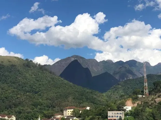 Apartamento 2 quartos mobiliado em Corrêas, Petrópolis, com varanda e vista para as montan