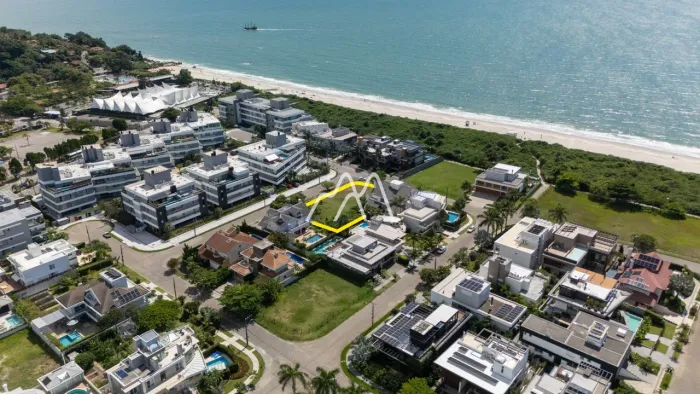 Terreno de esquina e próximo ao mar à venda em Jurerê Internacional