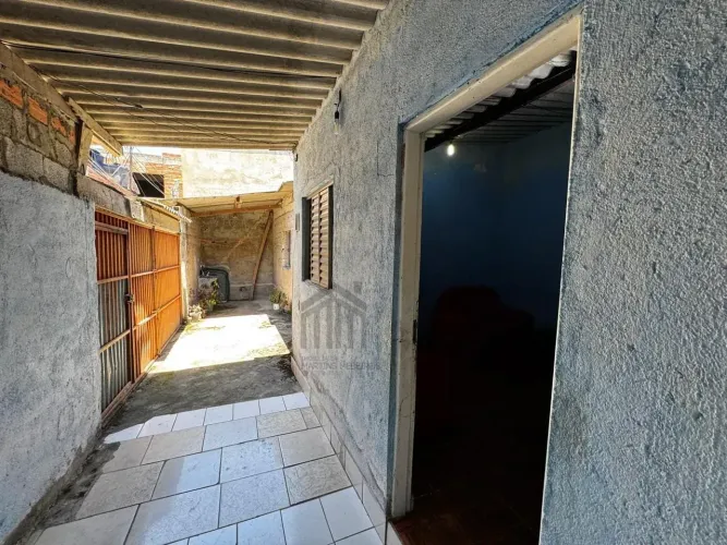 Casa térrea com três cômodos e quintal