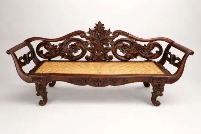 Relíquia: Marquesão (Recamier) Colonial em Madeira Nobre com Escultura Manual e Palhinha