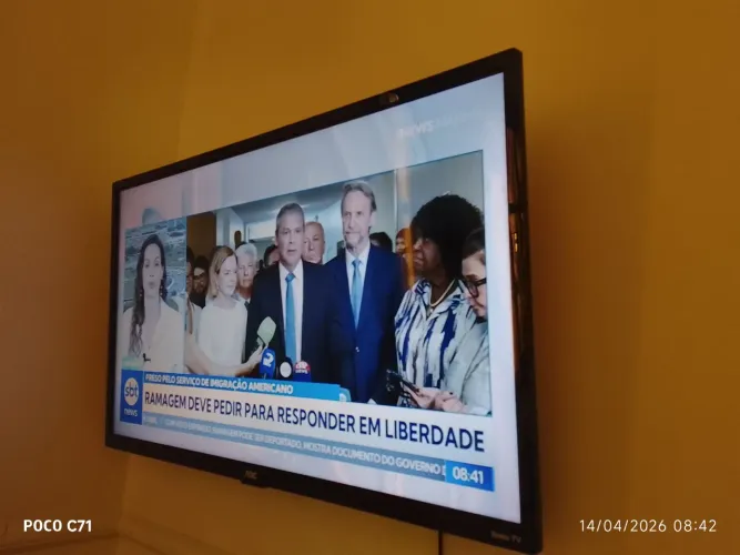 Smart TV 32" HD AOC Roku TV