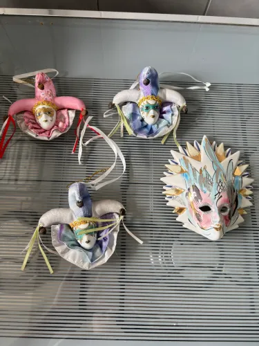 Kit com 4 Máscaras Venezianas Decorativas - 1 Italiana Decorada à Mão