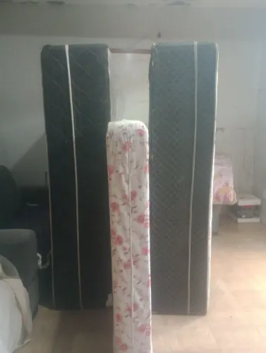 Vendo duas camas box e um colchão 