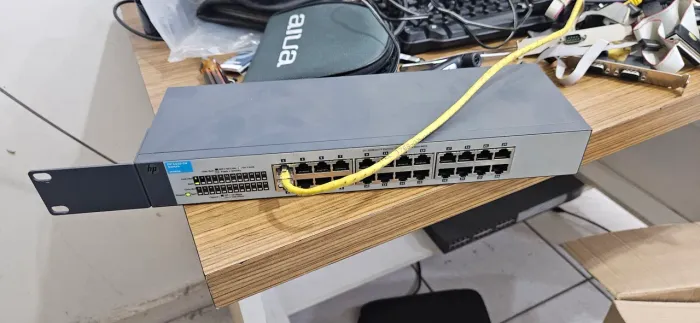 Switch HP ProCurve 1800-24G (modelo J9028A ou J9028B). 
