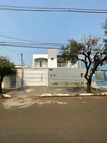 Sobrado no centro de Cosmópolis-SP. Com energia Fotovoltaica, aceita financiamento..