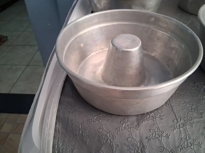 Forma de bolos alumínio tamanho médio furo no eixo