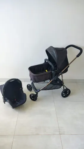 Carrinho de bebê com Bebê Conforto acoplado 