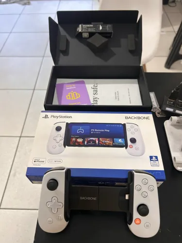 Gamepad Backbone One Edition Playstation iPhone Lightning Branco