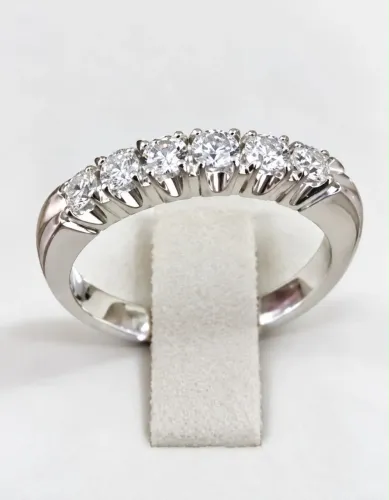 Anel de ouro branco com brilhantes