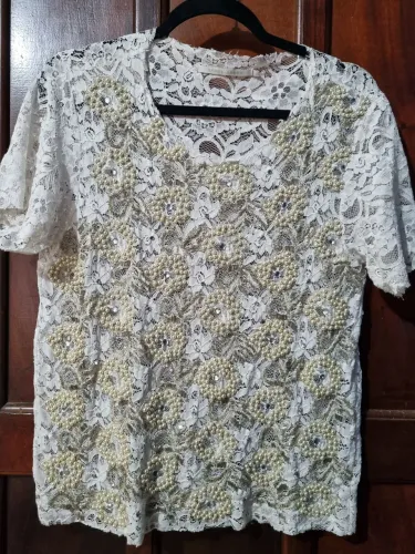 Blusa branca de renda com detalhes em pedraria | Marca: Carol Arbex