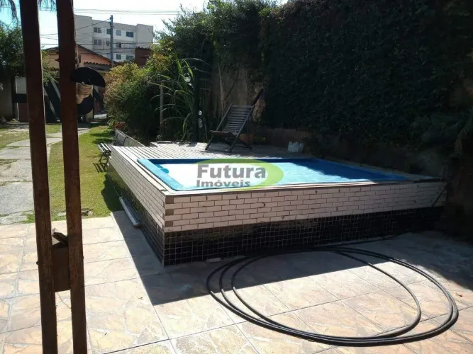 Ótima casa com piscina, no bairro Petrópolis.