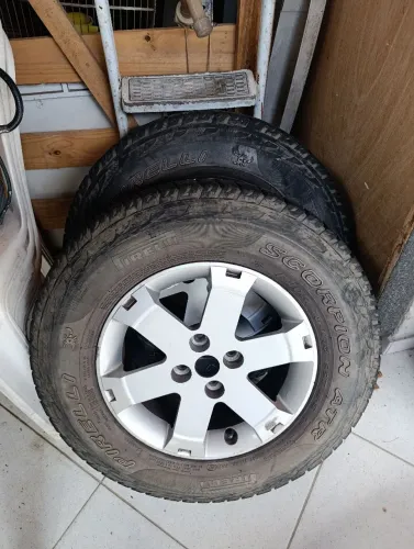 Duas rodas aro 15 com pneu semi novos.