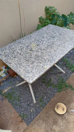 MESA DE MÁRMORE SEM CADEIRAS