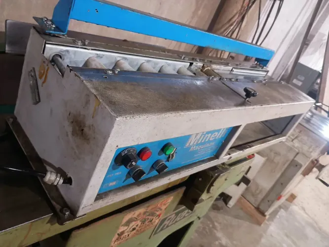 Máquina coladeira de borda
