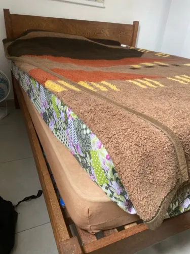 Cama de casal + 2 colchões R$1.150,00