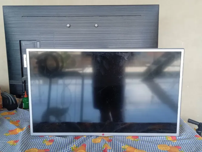 Vendo 2 TVs com defeito de tela.