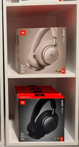 Fone de ouvido over-ear sem fio JBL Live LIVE 780NC Preto & Bege