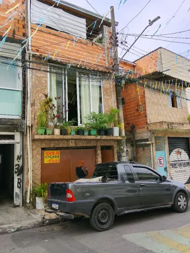 Vende-se casa de três andares