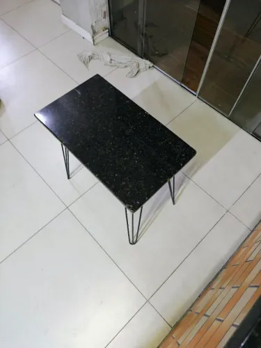 Mesinha auxiliar pedra com pés de metal