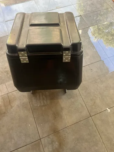 VENDO BAÚ DE 100 LT FIBRAMAR PRETO